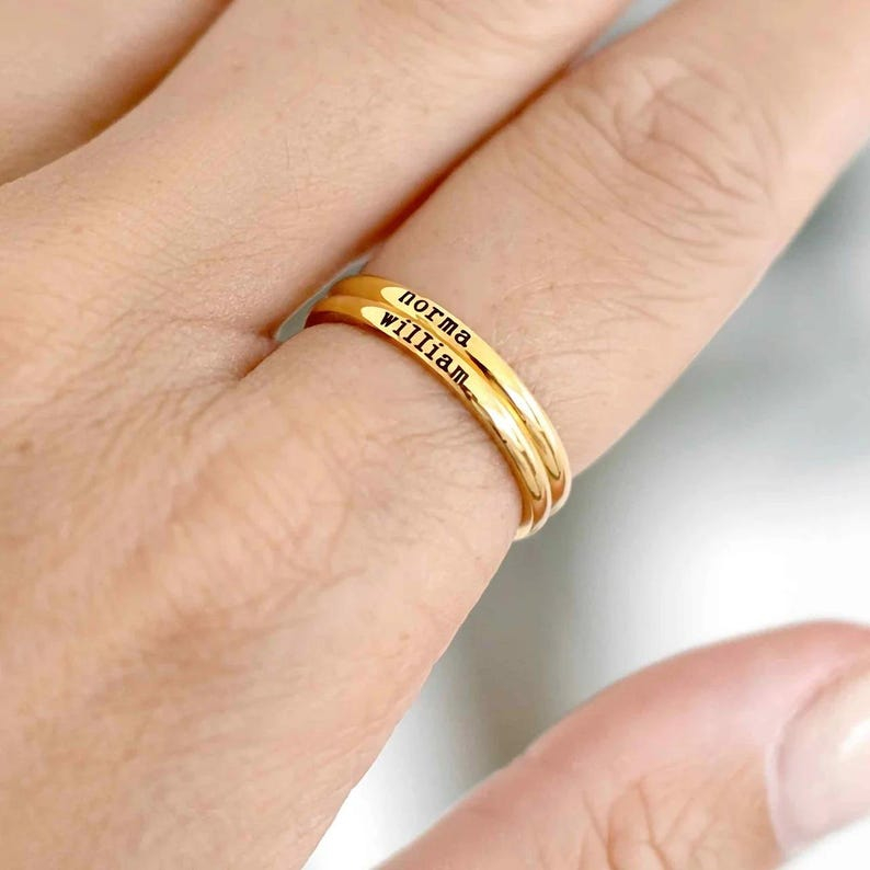 خواتم مخصصة منقوشة بالاسم، خات - مراجعة Initial Ring Custom وسعره